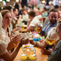 Oktoberfest Tafeldecoratie - Kleurrijke Honingraatstijl met Traditionele Feestmotieven